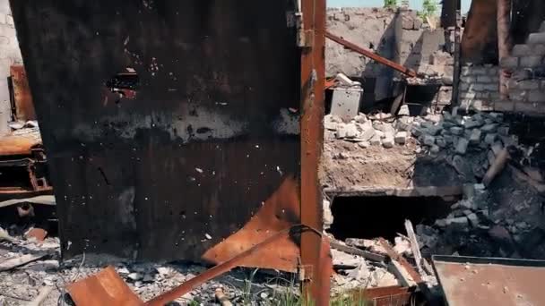 Καμένα Αυτοκίνητα Κατεστραμμένο Πολεμικό Αυτοκίνητο Πόλεμος Στην Ουκρανία — Αρχείο Βίντεο