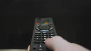Ekran TV panellerinin arka planında uzaktan kontrol.