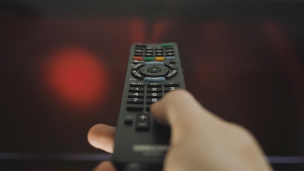 Mano Maschile Tenendo Telecomando Smart Cambiando Canali Televisivi Servizio Streaming — Video Stock
