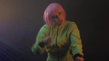 Lazer ışınlarında dans eden kız dansçı.