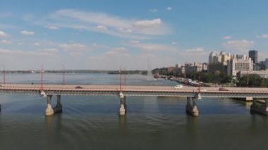 Yol kavşağı ya da otoyol kavşağı yoğun şehir trafiği yolda hız yapıyor.