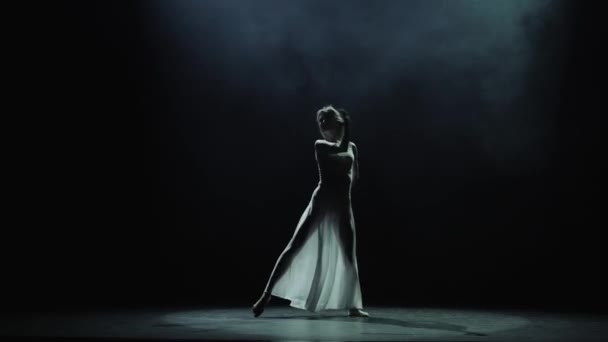 Женщина Танцует Современный Танец Дымчатой Сцене Прожекторами Современный Танец Молодой — стоковое видео