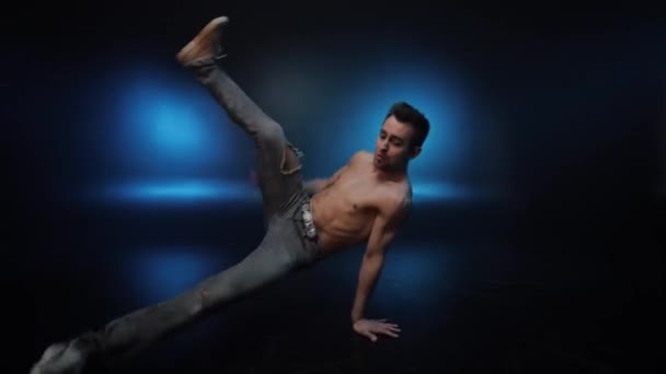 Dançando Homem Realizando Vários Freestyle Dança Livre Parede Rua Divertindo — Vídeo de Stock