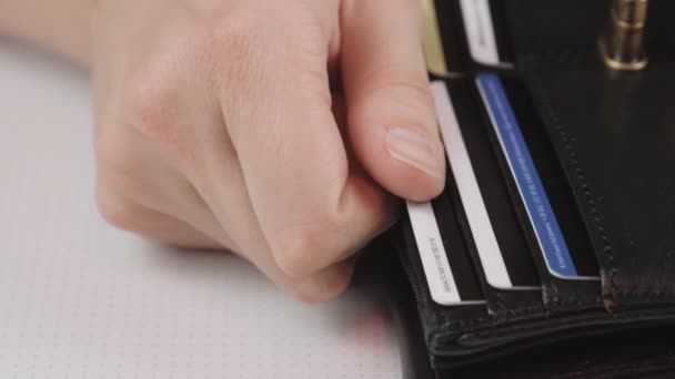 Nahaufnahme Eines Mannes Der Eine Plastikkreditkarte Aus Seiner Brieftasche Nimmt — Stockvideo