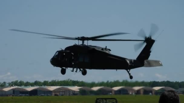 Helicóptero Militar Blackhawk Pousa Uma Estrada Empoeirada Dia Claro Uma — Vídeo de Stock