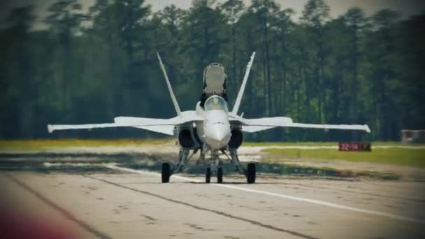 16軍用アメリカジェット戦闘機は戦術訓練飛行のために離陸する 超音波エンジンからの火災の出口 — ストック動画