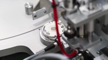 Robot teçhizatı. Sanayi Fabrikası. Otomatik makine. Modern fabrika. Fabrika, üretim. Üretim. Otomatik taşıma bandında seri üretim.