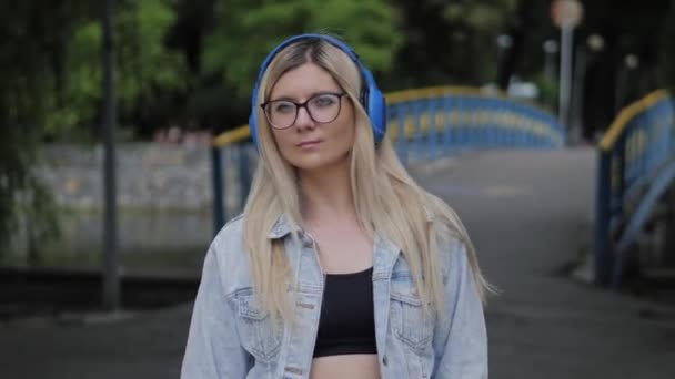 Жінка Бездротових Навушниках Танцює Міській Вулиці — стокове відео