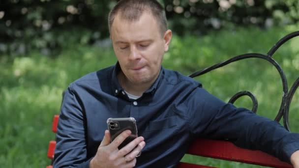 Hombre Tiene Videollamada Chat Vídeo Línea Teléfono Móvil Hombre Sentado — Vídeos de Stock