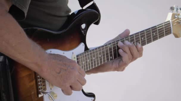 Probando Una Guitarra Música Aire Libre Cantando Patio Trasero Música — Vídeo de stock