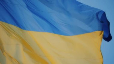 Doğanın arka planında rüzgarda dalgalanan bayrak. Ukrayna bayrağının dalgalanan ulusal sembolü ülke.