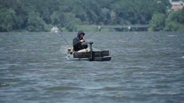 Pescador Num Barco Com Uma Cana Pesca Homem Uma Viagem — Vídeo de Stock