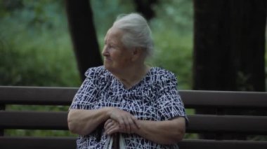 Parkta emekliliğin tadını çıkarıyorum. Huzur ve huzur dolu bir kadın..