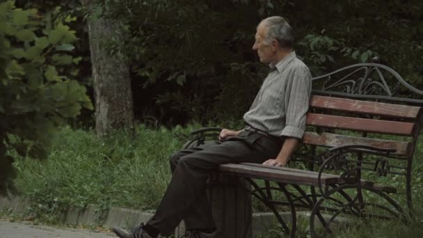 Szomorú Bosszús Elégedetlen Idős Ember Egy Padon Ideges Frusztrált Nyugdíjas — Stock videók