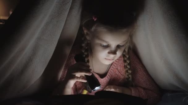 Маленька Крихітка Читає Книжку Ліхтарями Вночі Щаслива Дівчина Грає Вдома — стокове відео