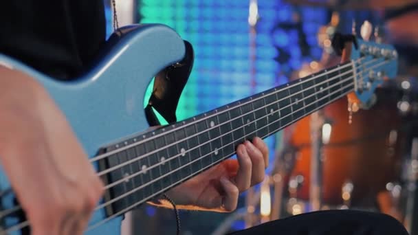 Гра Гітарі Ударна Акустична Гітара Музикант Грає Музику Чоловічі Пальці — стокове відео