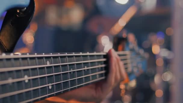 Άνθρωπος Χέρι Παίζει Λαιμό Κιθάρα Παίξε Bas Guitar Close Κιθαρίστας — Αρχείο Βίντεο