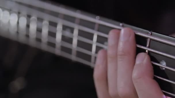 Mann Hand Spielt Gitarre Hals Bas Gitarre Aus Nächster Nähe — Stockvideo