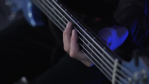 Férfi Kéz Gitározik Játssz Bas Guitar Close Gitáros Basszusgitározik Virtuóz — Stock videók