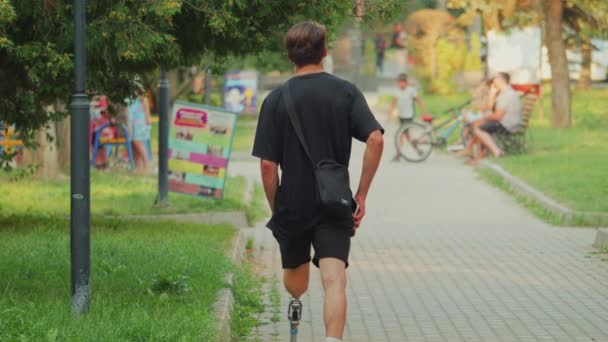Uomo Disabili Protesi Gamba Piedi Lungo Strada Città — Video Stock