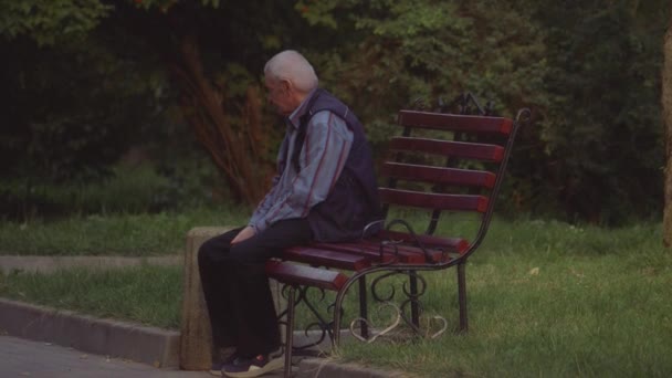 Triste Molesto Anciano Insatisfecho Sentado Banco Pensionista Molesto Frustrado — Vídeo de stock