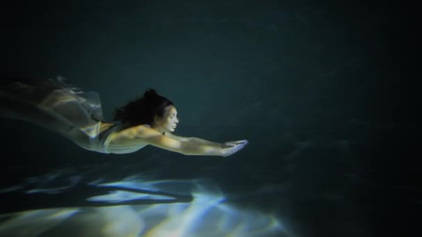 Cámara Lenta Hundiendo Chica Caer Bajo Agua — Vídeos de Stock