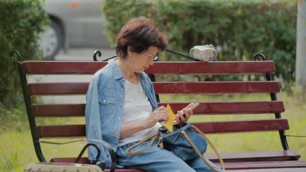 Woman Phone Retired Woman Sitting Bench Woman Phone Her Hands — Stock Video