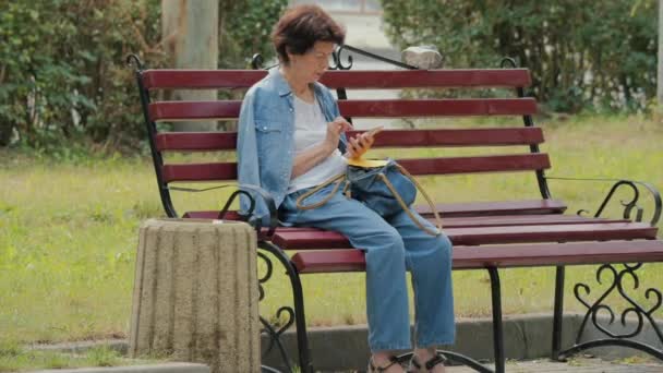 Una Donna Telefono Donna Pensione Seduta Una Panchina Una Donna — Video Stock