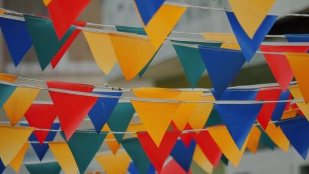 Цветные Бумажные Флаги Над Улицей Украшения Вечеринки Открытом Воздухе Праздник — стоковое видео