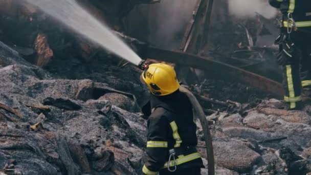 Vigile Del Fuoco Utilizzando Tubo Pompiere Combattere Fuoco — Video Stock