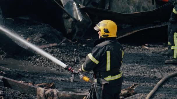 Firefighter Using Firehose Fight Fire — Stock Video