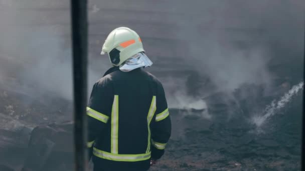 Strażak Używający Węża Strażackiego Zwalczania Pożaru — Wideo stockowe