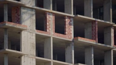 Ev yapımı. Demir ve beton ev. İnşaat çok katlı.