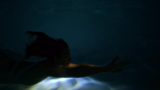 水の下に落ちるためにスローモーションプランジングガール — ストック動画
