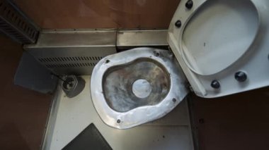 Tren tuvaleti. Hareket halindeki bir kulübede kirli tuvalet..