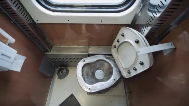 Zugtoilette Schmutzige Toilette Einer Fahrenden Zugkabine — Stockvideo