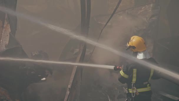 Brandweerman Die Een Brandslang Gebruikt Vuur Bestrijden — Stockvideo