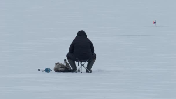 Buzda Balık Balık Yakalamak Isteyen Buzdaki Balıkçılar Soğuk Bir Günde — Stok video