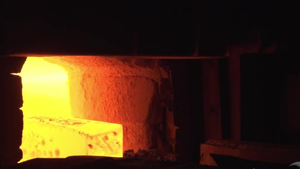 车间的钢铁生产 金属冶炼厂钢坯熔铸后的红热钢坯 重工业 热金属片沿着输送机滑行 输送机上的热钢筋 — 图库视频影像