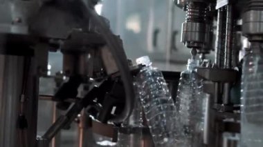 İçme suyu fabrikasının taşıyıcı bandında yeni plastik şişeler var..