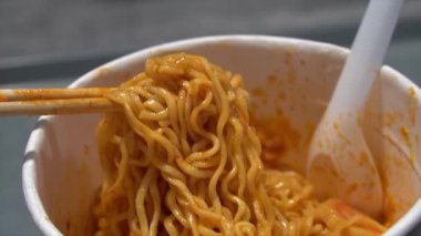 Vermicelli. Fast food. Un ürünleri. Daire şeklinde döndür. Yumurtalı erişte. .