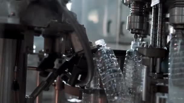Nya Plastflaskor Transportbandet Vid Dricksvattenfabriken — Stockvideo
