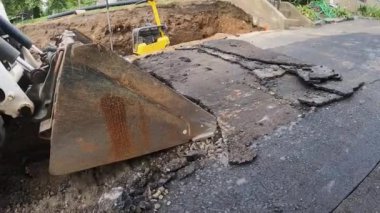 Yol tamiri. Asfalt döşeme. Tekerlek yeni bırakılmış asfaltı düzleştiriyor. Sanayi