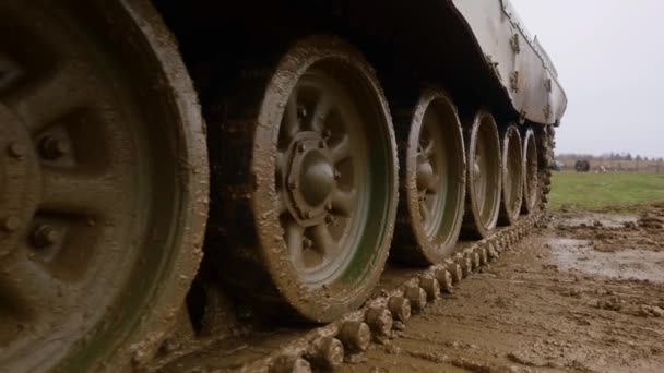 Caterpillar Rastros Tanques Militares Movimiento Guerra Ucrania Oruga Tanque Huida — Vídeo de stock