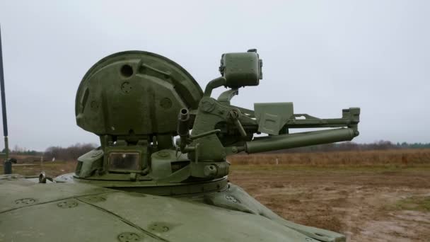 Tanques Militares Montam Uma Estrada Empoeirada Dia Ensolarado Campo Batalha — Vídeo de Stock
