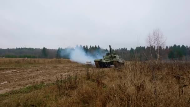 Ślady Gąsienicy Wojskowym Czołgu Wojna Ukrainie Gąsienica Czołgów Strzelanie Cywilów — Wideo stockowe