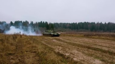 Askeri tankın üzerindeki tırtıl izleri hareket ediyor. Ukrayna 'da savaş. Tank tırtılı. Sivillerin vurulması. askeri eylem.