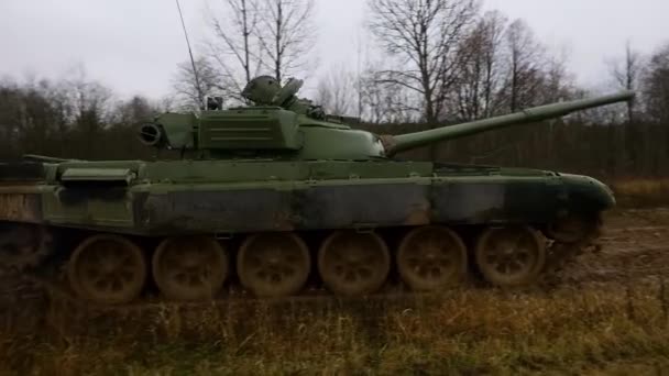 Militärpanzer Fahren Einem Sonnigen Tag Auf Einer Staubigen Straße Auf — Stockvideo