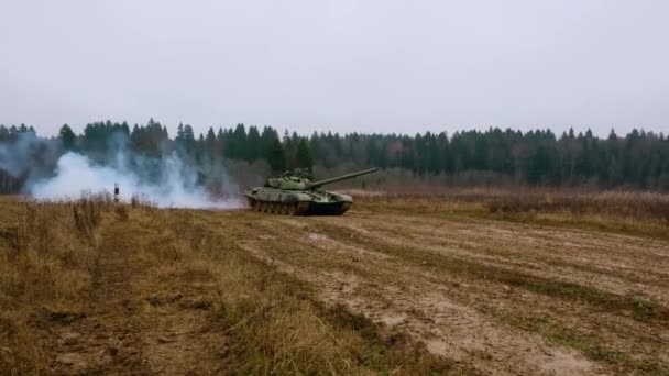 Ślady Gąsienicy Wojskowym Czołgu Wojna Ukrainie Gąsienica Czołgów Strzelanie Cywilów — Wideo stockowe