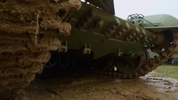 Caterpillar Localiza Tanque Militar Movimento Guerra Ucrânia Lagarta Tanque Fuga — Vídeo de Stock